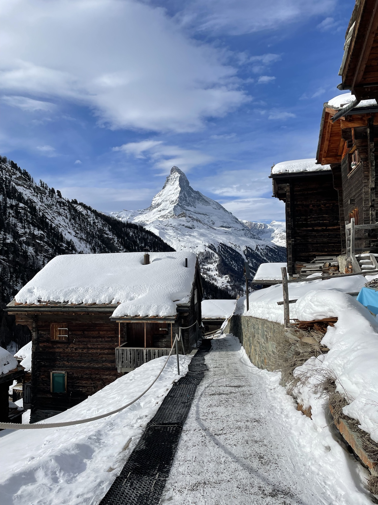 马特洪峰与山间木屋