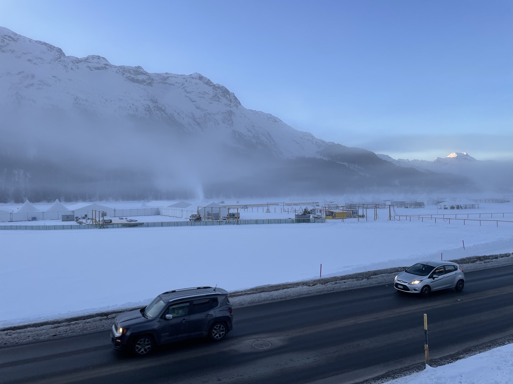 冬季的道路车辆行驶