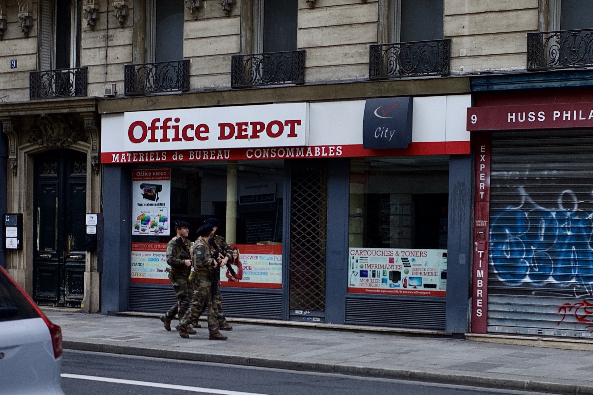 路上持枪的巡逻队