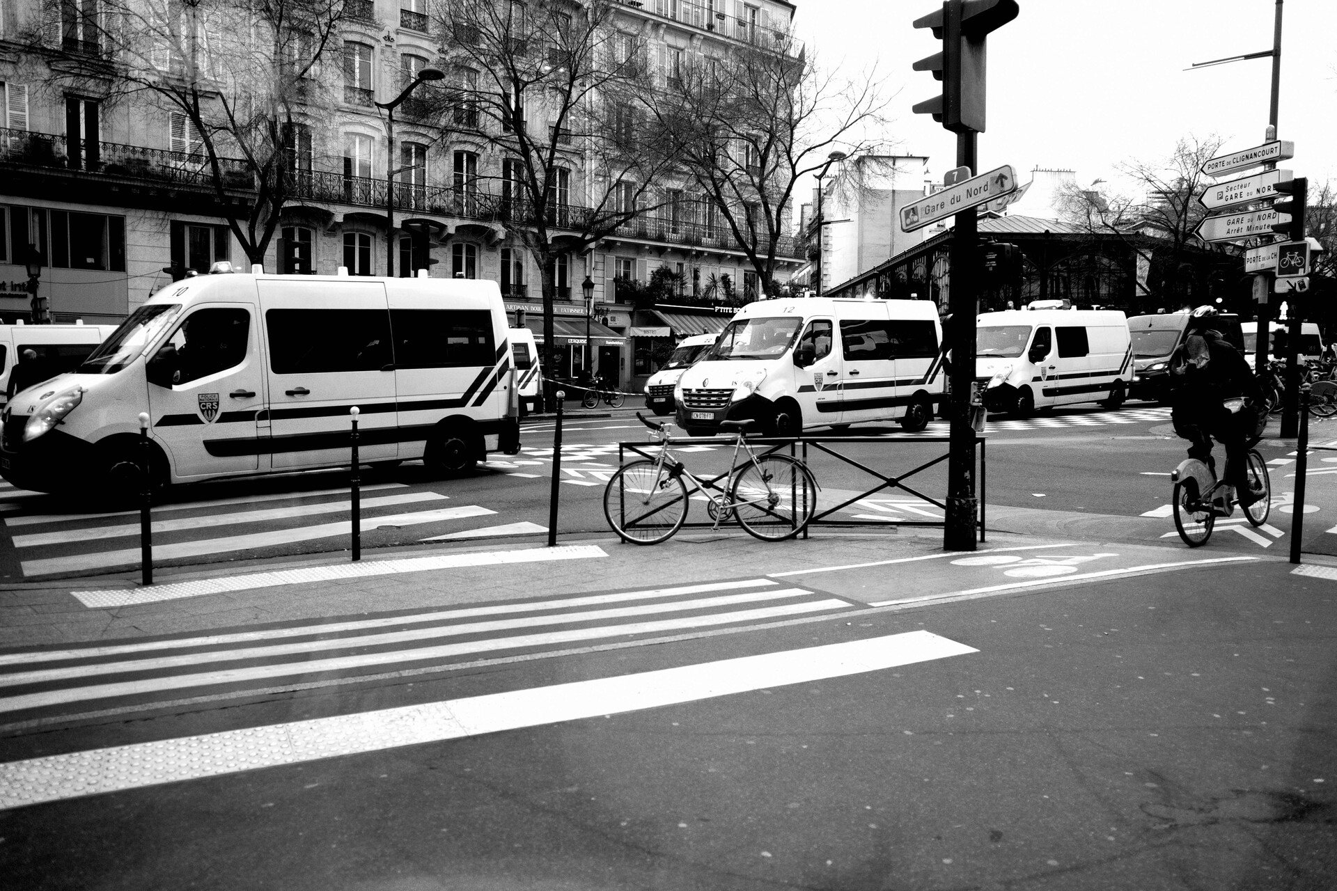 游行队尾的机动车辆