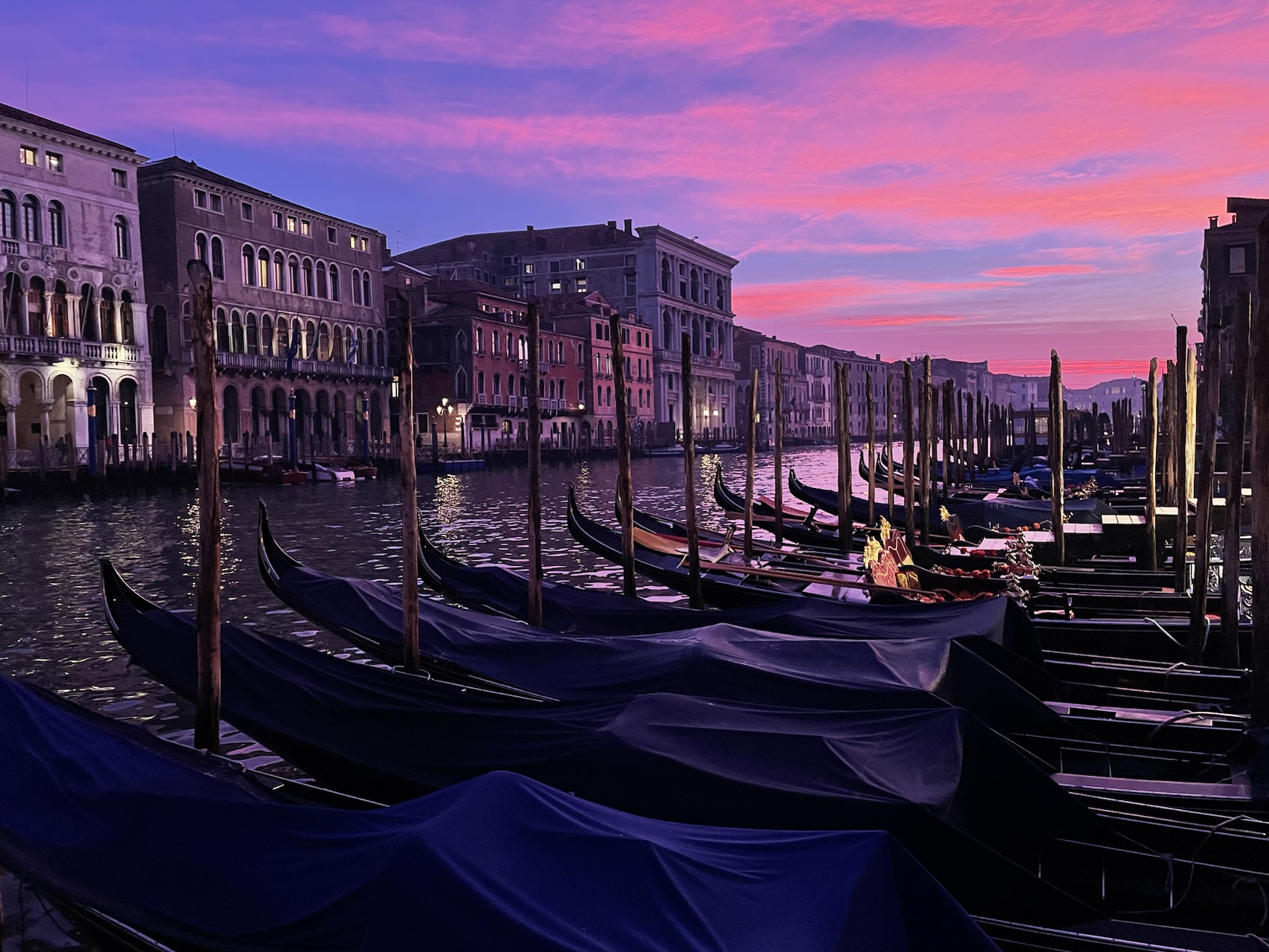夕阳映衬下的威尼斯